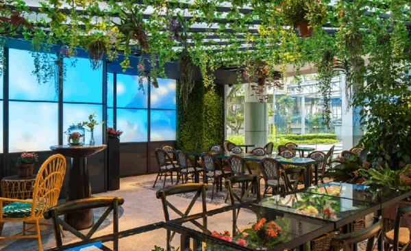 Cafe dengan konsep urban jungle, lengkap dengan tanaman hijau yang menyegarkan